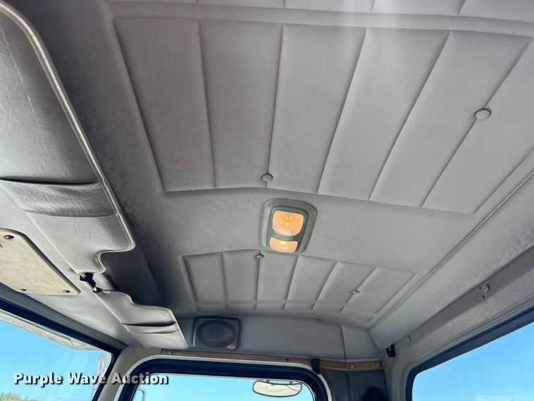 image for item EG0939 2005 Peterbilt  335 dump truck