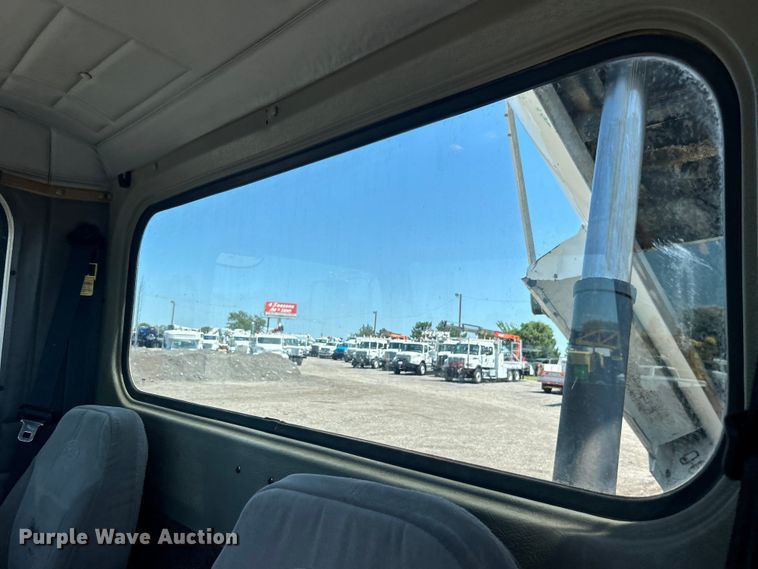 image for item EG0939 2005 Peterbilt  335 dump truck