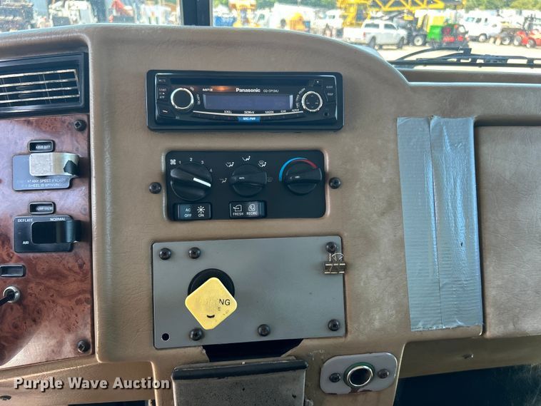 image for item EG0939 2005 Peterbilt  335 dump truck