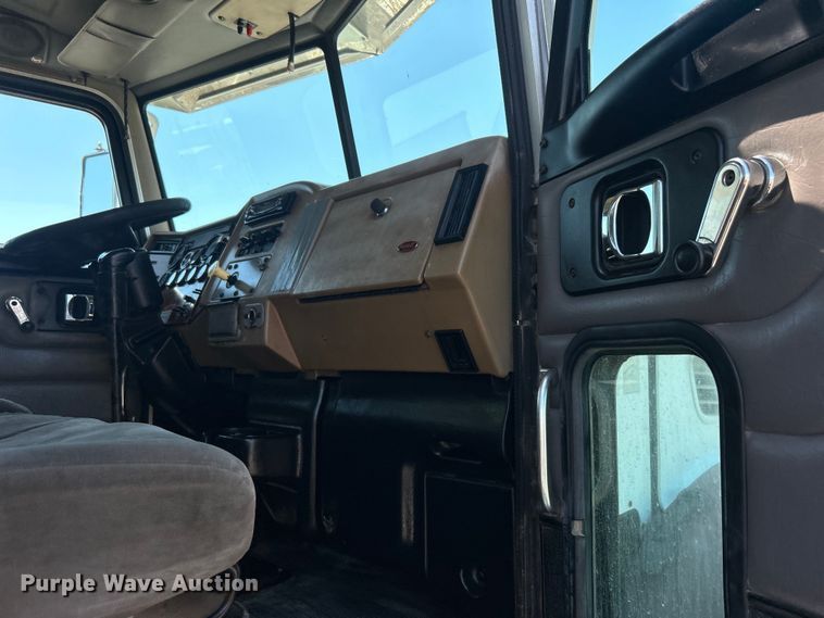 image for item EG0939 2005 Peterbilt  335 dump truck