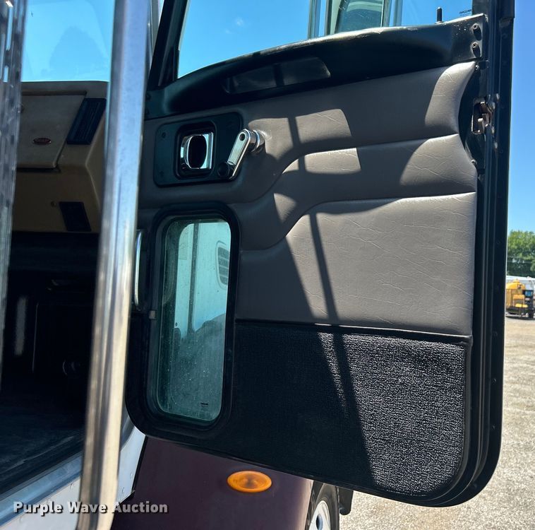 image for item EG0939 2005 Peterbilt  335 dump truck