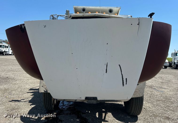 image for item EG0939 2005 Peterbilt  335 dump truck