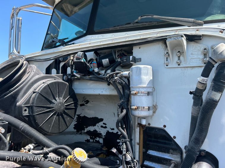 image for item EG0939 2005 Peterbilt  335 dump truck