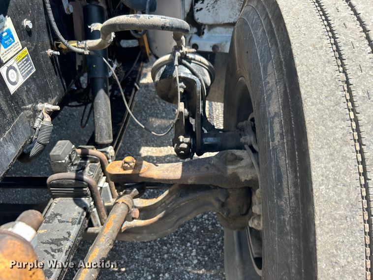 image for item EG0939 2005 Peterbilt  335 dump truck