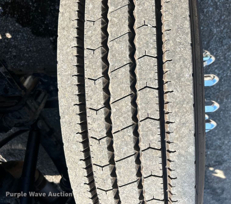 image for item EG0939 2005 Peterbilt  335 dump truck