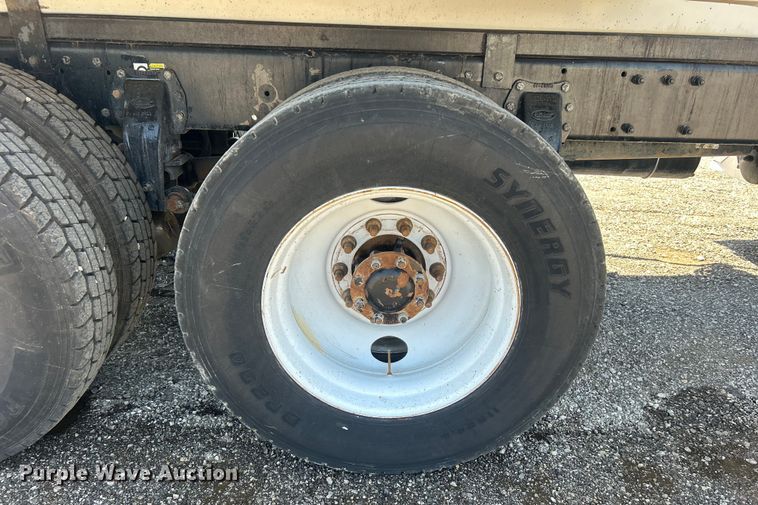 image for item EG0939 2005 Peterbilt  335 dump truck