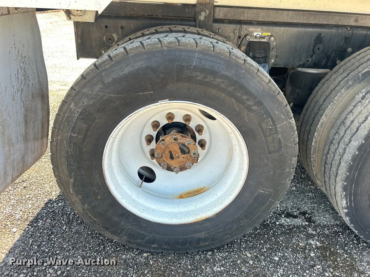 image for item EG0939 2005 Peterbilt  335 dump truck