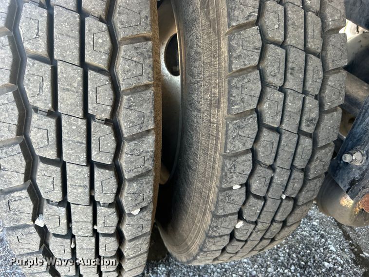 image for item EG0939 2005 Peterbilt  335 dump truck