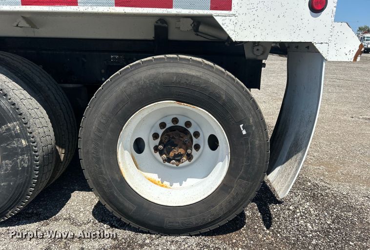 image for item EG0939 2005 Peterbilt  335 dump truck