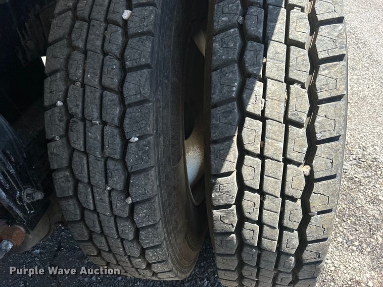 image for item EG0939 2005 Peterbilt  335 dump truck