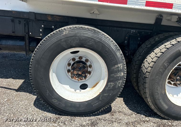 image for item EG0939 2005 Peterbilt  335 dump truck