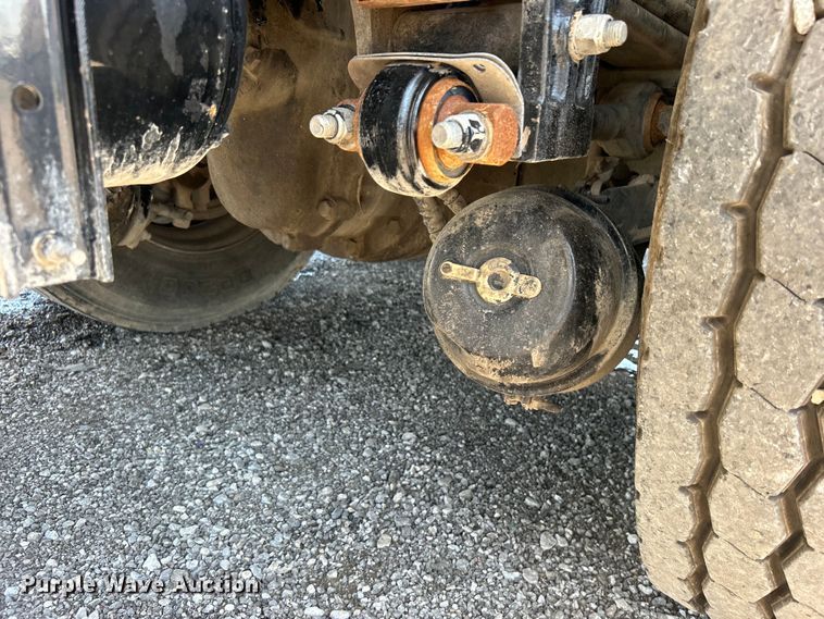 image for item EG0939 2005 Peterbilt  335 dump truck