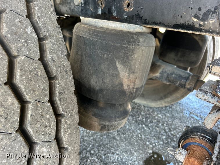 image for item EG0939 2005 Peterbilt  335 dump truck