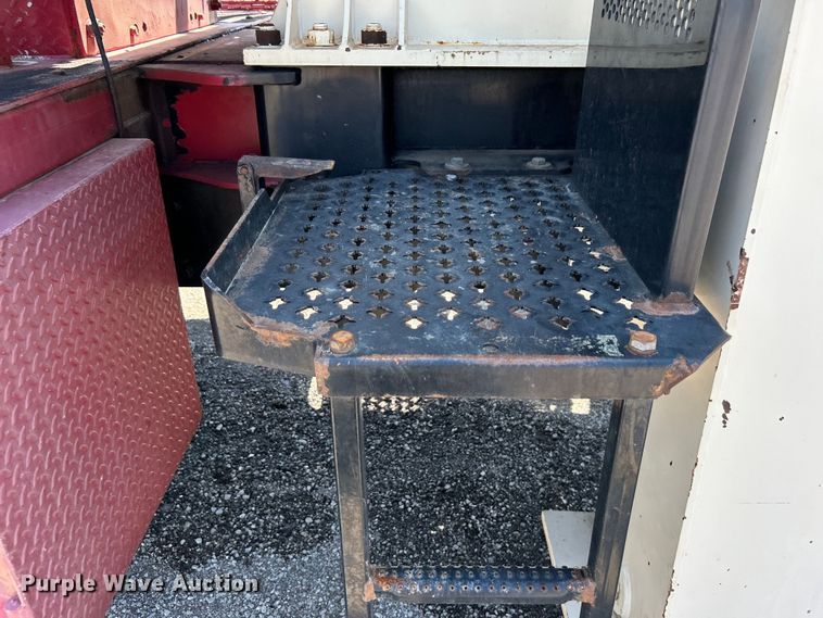 image for item EG0940 2009 Peterbilt  365 crane truck