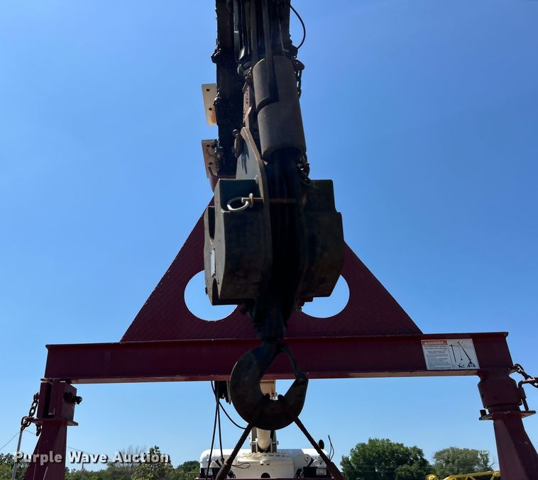 image for item EG0940 2009 Peterbilt  365 crane truck