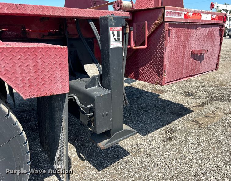 image for item EG0940 2009 Peterbilt  365 crane truck