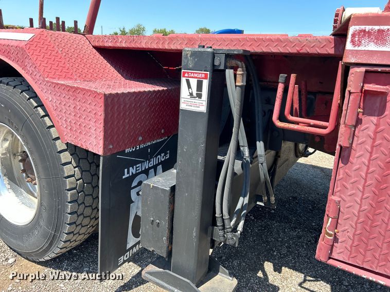 image for item EG0940 2009 Peterbilt  365 crane truck