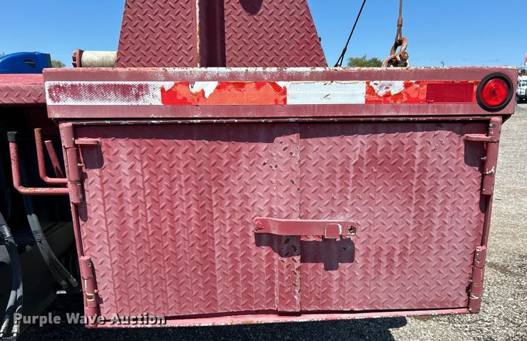 image for item EG0940 2009 Peterbilt  365 crane truck