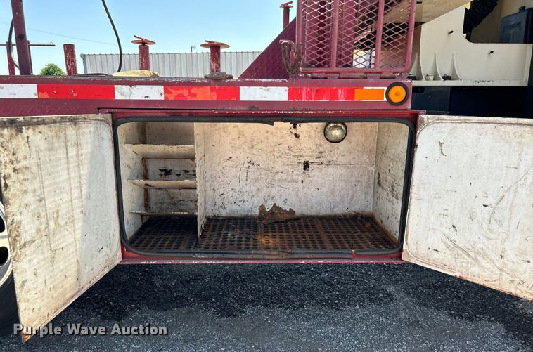 image for item EG0940 2009 Peterbilt  365 crane truck