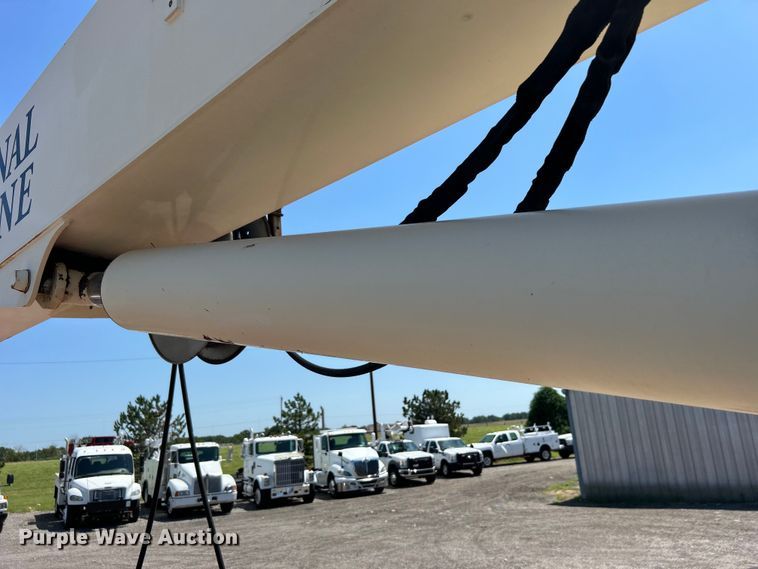 image for item EG0940 2009 Peterbilt  365 crane truck