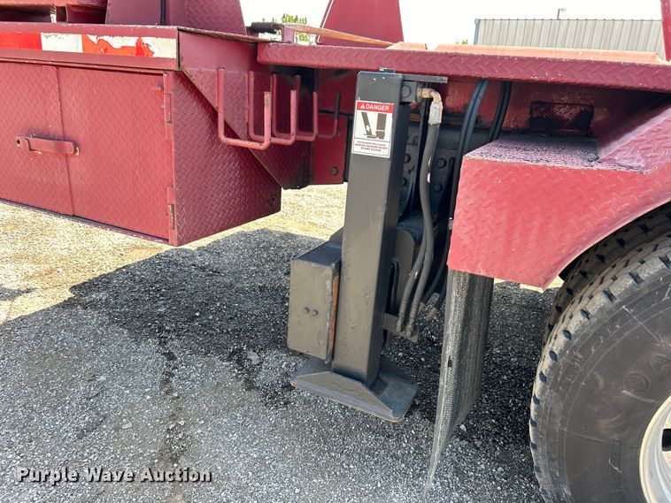 image for item EG0940 2009 Peterbilt  365 crane truck