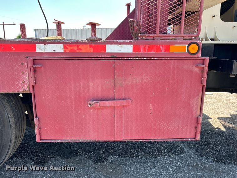 image for item EG0940 2009 Peterbilt  365 crane truck