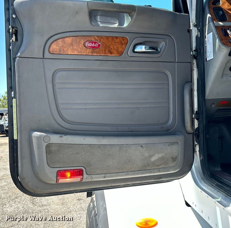 image for item EG0940 2009 Peterbilt  365 crane truck