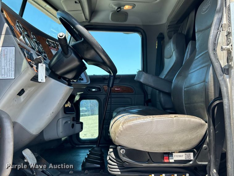 image for item EG0940 2009 Peterbilt  365 crane truck