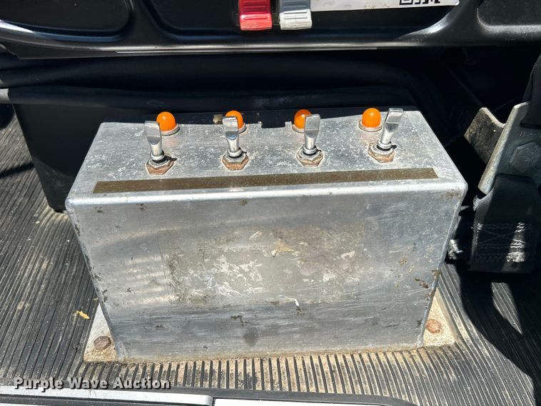 image for item EG0940 2009 Peterbilt  365 crane truck