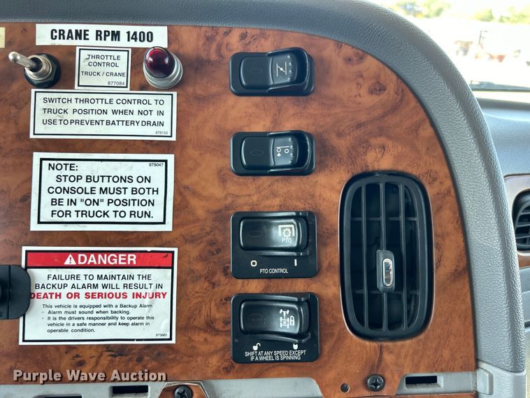 image for item EG0940 2009 Peterbilt  365 crane truck