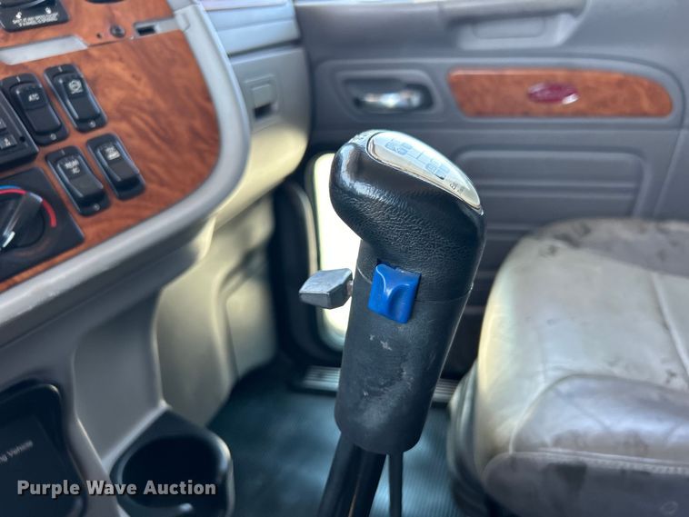 image for item EG0940 2009 Peterbilt  365 crane truck