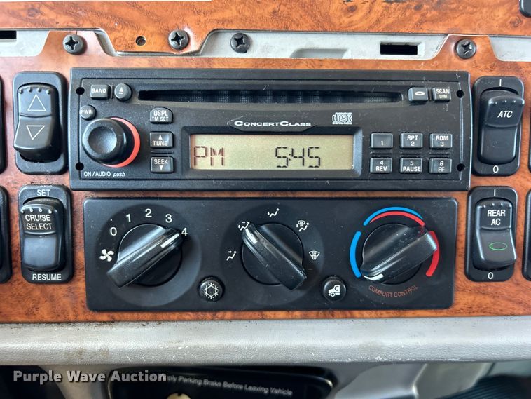 image for item EG0940 2009 Peterbilt  365 crane truck