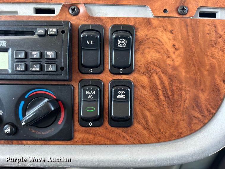 image for item EG0940 2009 Peterbilt  365 crane truck