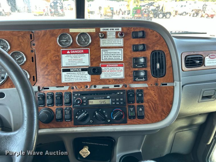 image for item EG0940 2009 Peterbilt  365 crane truck