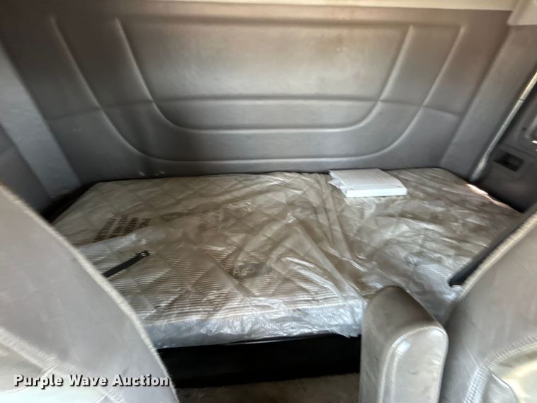 image for item EG0940 2009 Peterbilt  365 crane truck