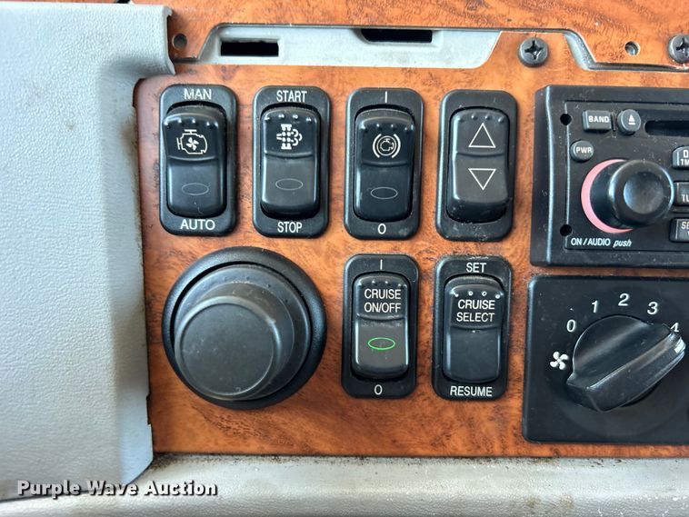 image for item EG0940 2009 Peterbilt  365 crane truck