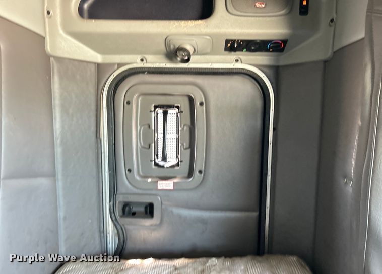 image for item EG0940 2009 Peterbilt  365 crane truck