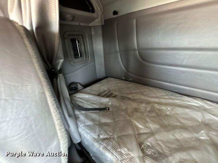 image for item EG0940 2009 Peterbilt  365 crane truck