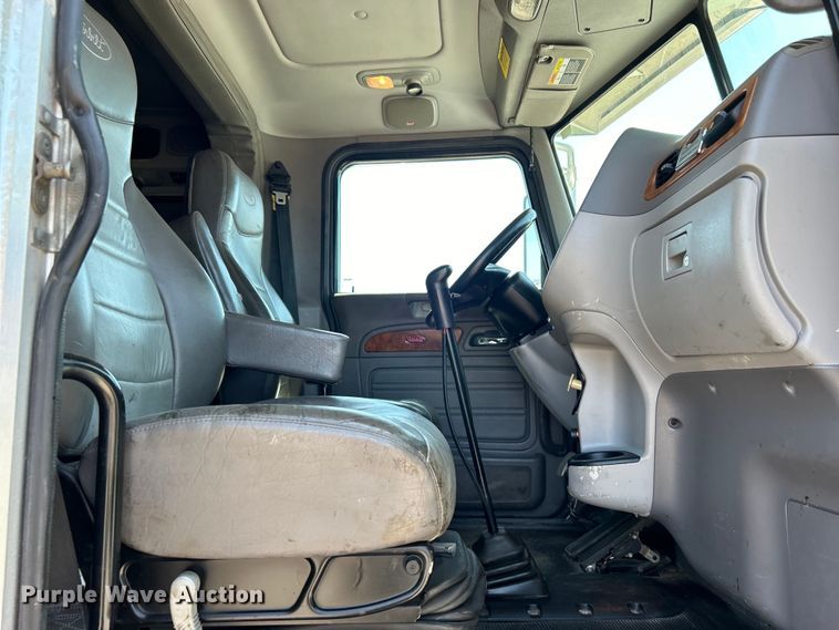 image for item EG0940 2009 Peterbilt  365 crane truck