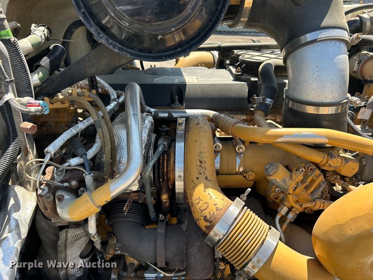 image for item EG0940 2009 Peterbilt  365 crane truck