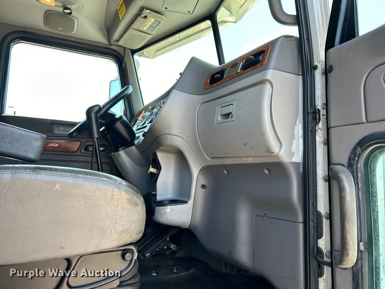 image for item EG0940 2009 Peterbilt  365 crane truck