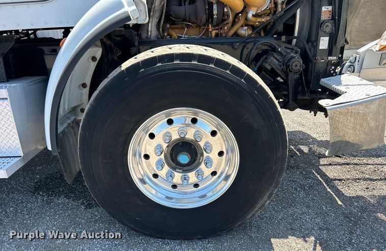 image for item EG0940 2009 Peterbilt  365 crane truck