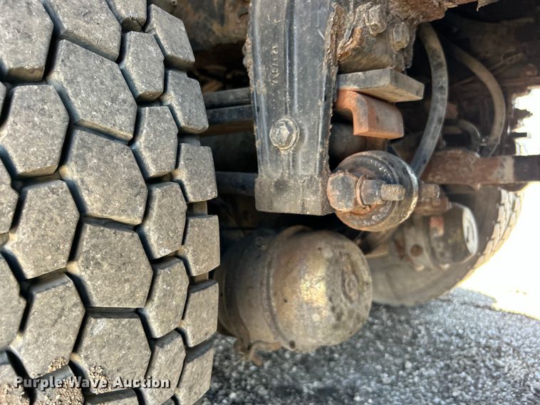 image for item EG0940 2009 Peterbilt  365 crane truck