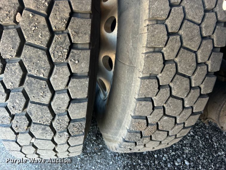 image for item EG0940 2009 Peterbilt  365 crane truck