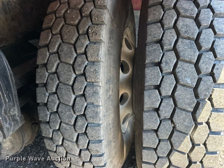 image for item EG0940 2009 Peterbilt  365 crane truck