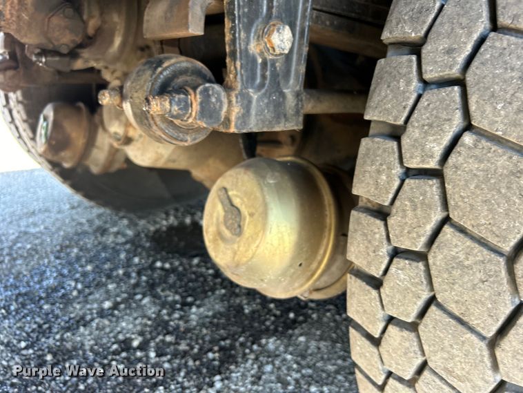 image for item EG0940 2009 Peterbilt  365 crane truck