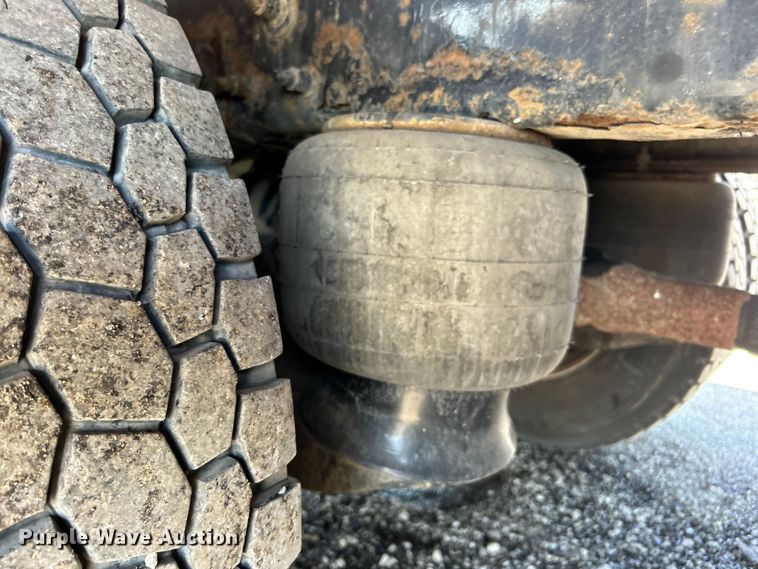 image for item EG0940 2009 Peterbilt  365 crane truck