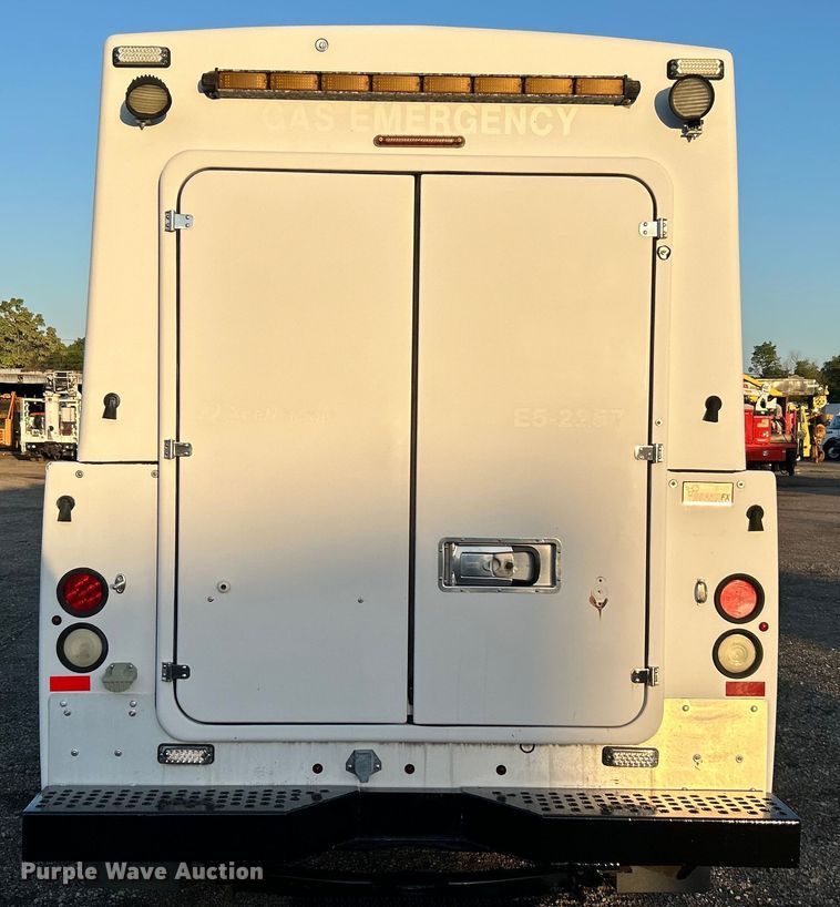 image for item EG0941 2011 Ford F350 Super Duty  SuperCab utility bed pickup truck