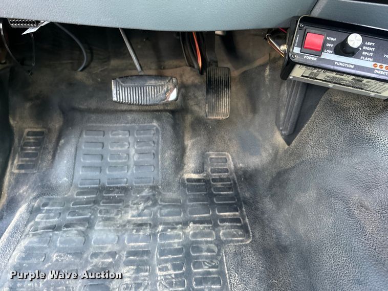 image for item EG0941 2011 Ford F350 Super Duty  SuperCab utility bed pickup truck