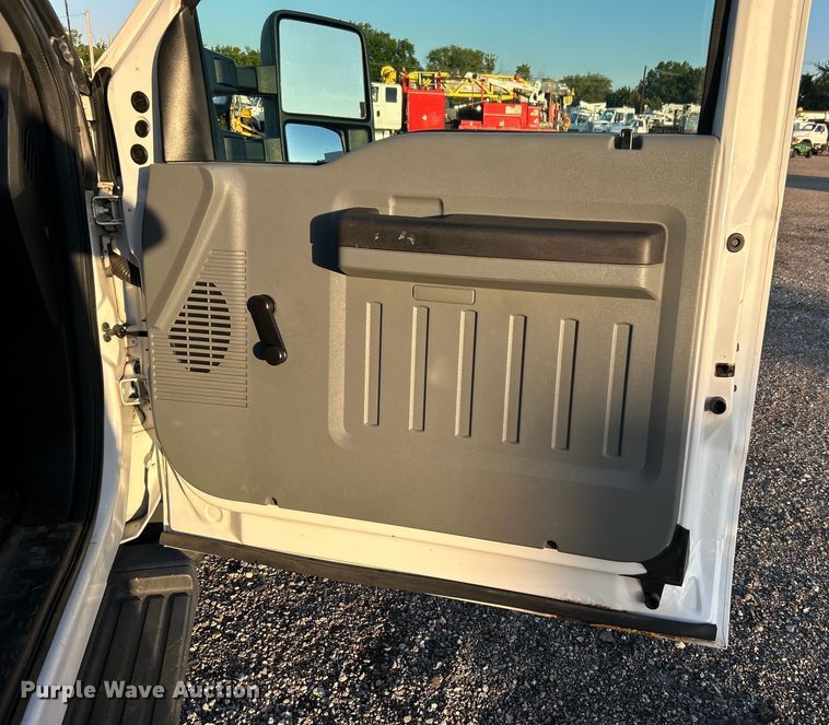 image for item EG0941 2011 Ford F350 Super Duty  SuperCab utility bed pickup truck